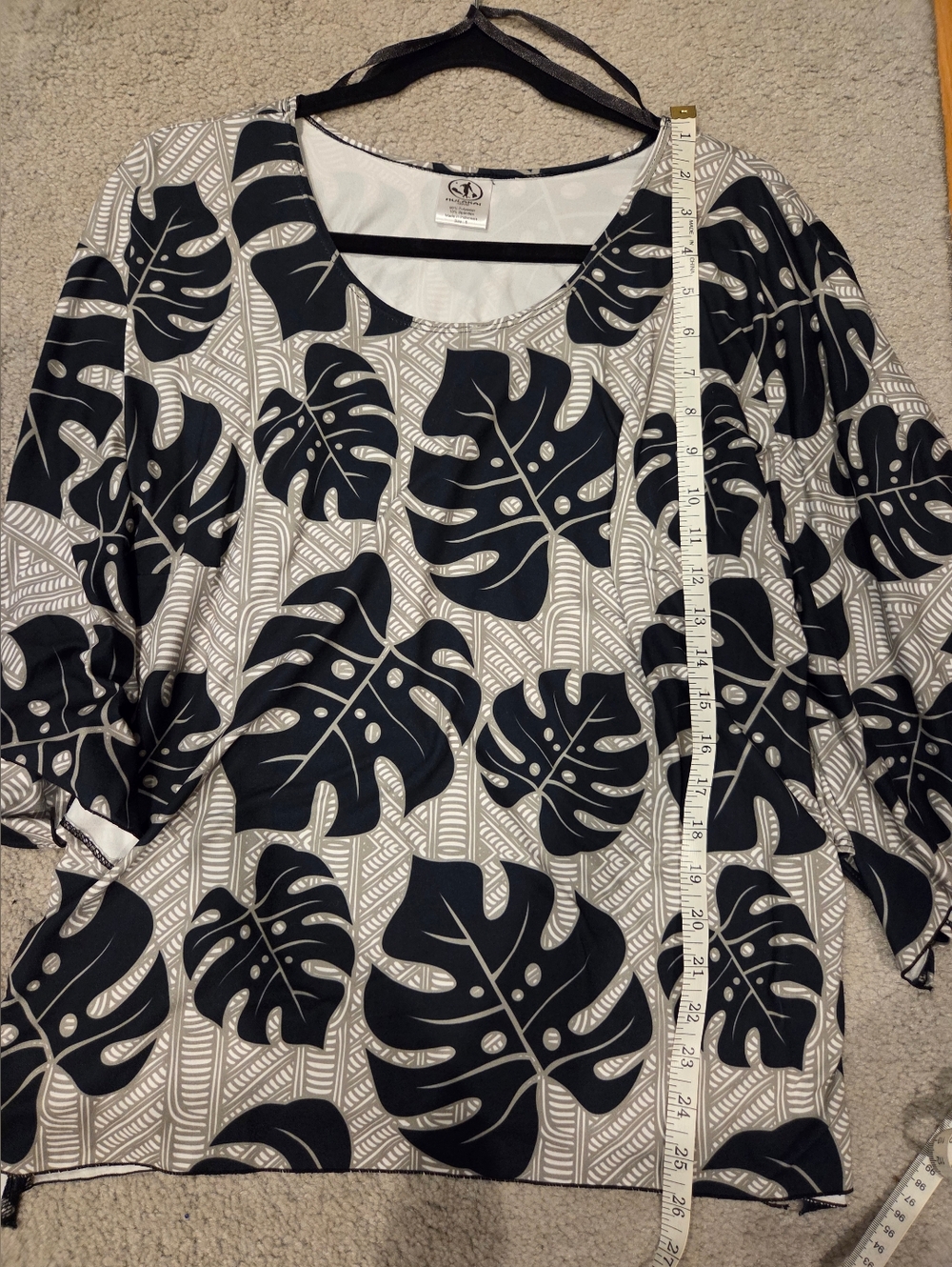 Hulakai- Black & White Tropical Leaf Scoop Neck Top